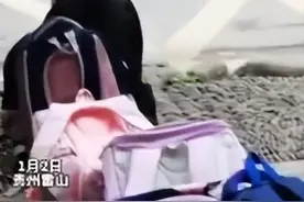 小学生用书包排队等车玩耍两不误图片