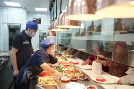 上海给老人每天发2元助餐补贴？解读有误！实际情况是→图片