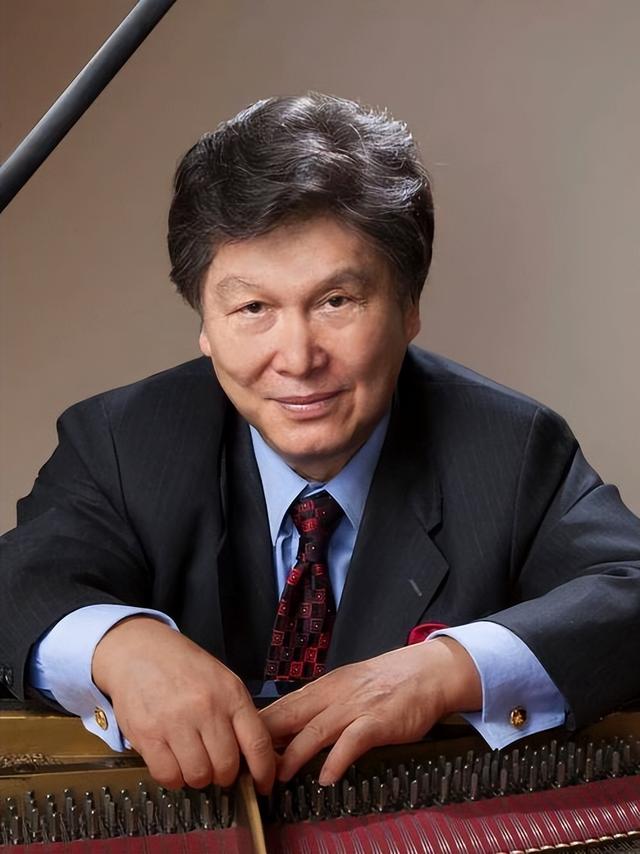 吃里扒外、永不回国？带30名演员留美不归，如今年过花甲归来