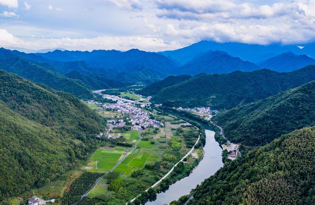 这座长江南岸的佛光之城，藏着安徽最能打的山水