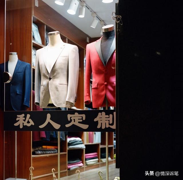 92年我进厂第一天，误闯女浴室，正要跑，一只手拉住了我