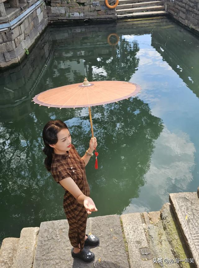 平江路打伞避暑的姑娘，平静的河水，悠悠的乌篷船，悠久的历史