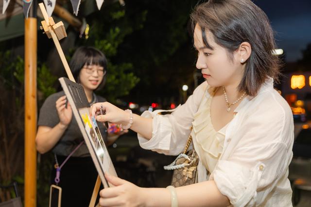 微醺之夜、“搭子”就位！这场观影露营趴让交友不尬更“上头”