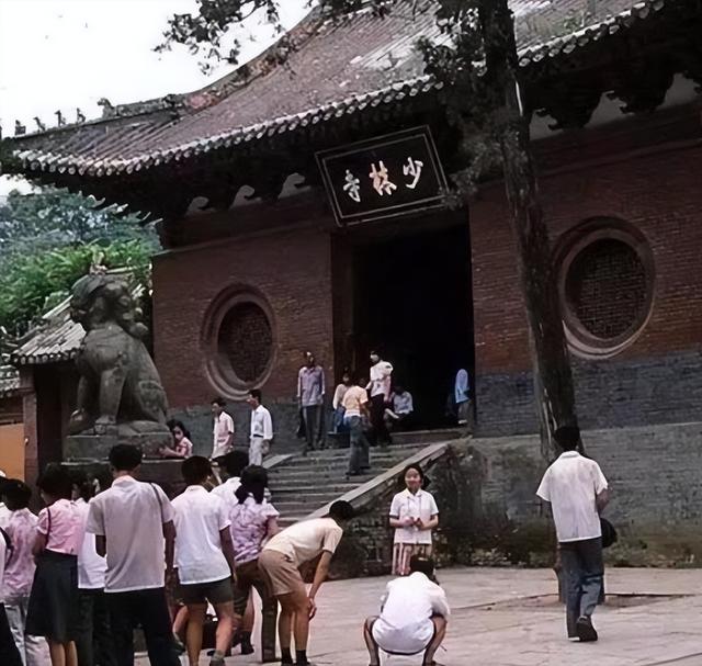 释永信在少林寺有多爽，让人根本想象不到，难怪佛协会批了又批