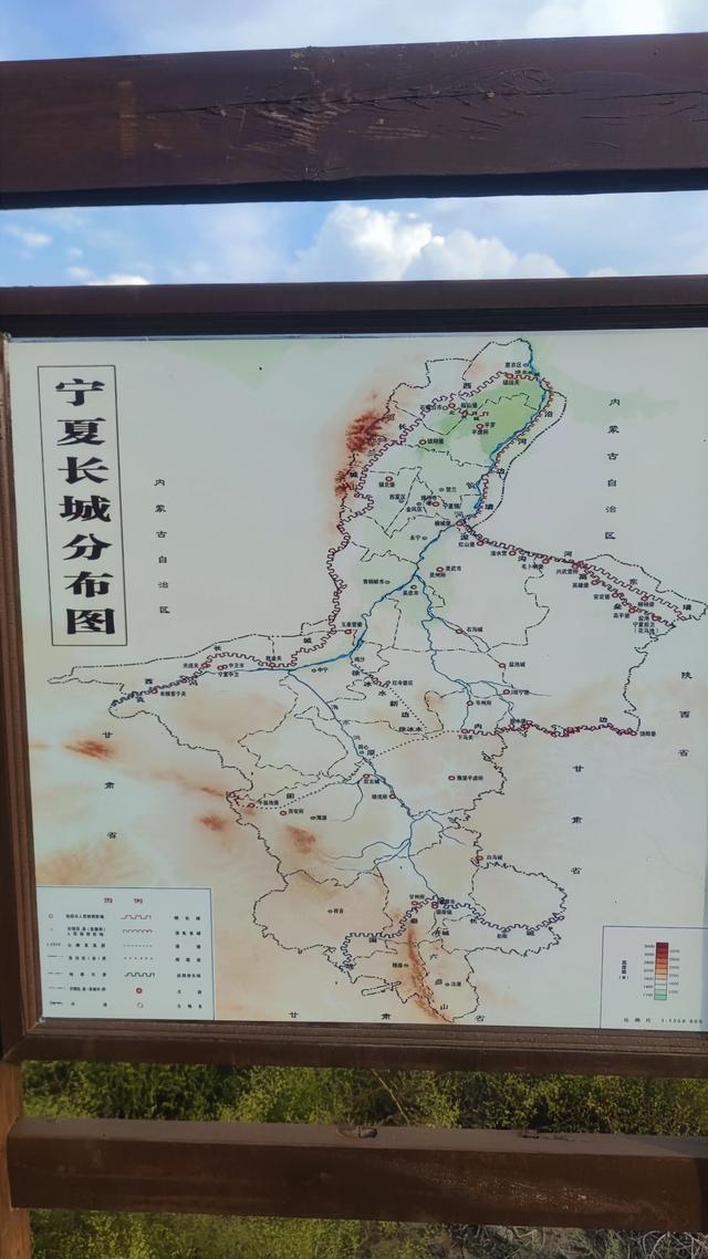 银川明长城遗址，五虎墩隧道上面，城墙断壁残垣，军堡形如土丘