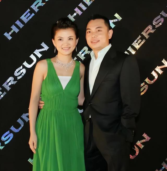 李湘风波再发酵！家境被扒底朝天，父母身份曝光，原来何炅没说错