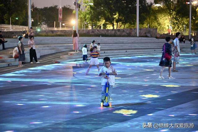 占地约1万平方米，每周有光幕表演的杭州新公园来了，有三大惊喜