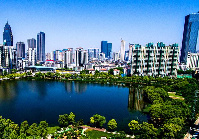 武汉是座生态宜居城市，高楼林立的城市中间分布着百山百湖