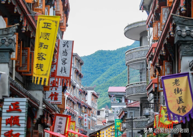 仅1万人的小县城，建设有一个高铁站，街道上冷冷清清没有网约车