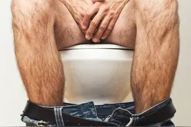 小便后要用纸巾擦拭吗？厕所用的纸，冲走或扔纸篓？医生给出解释图片