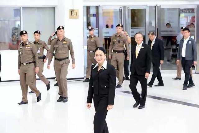 刚刚！泰国最美女总理被赶下台，幕后黑手是军方？中国机会来了！