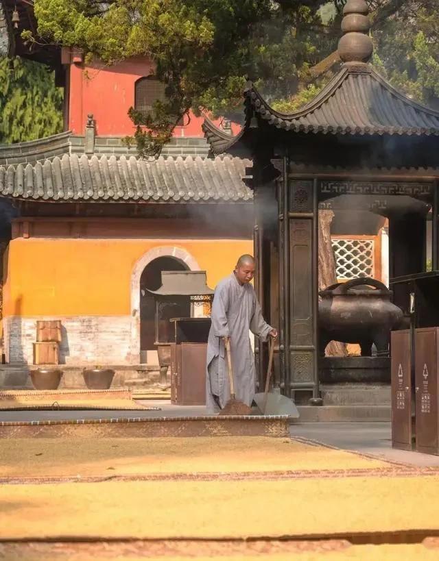 为啥欧美著名教堂大多不收费，国内寺庙普遍收费，原因其实很简单