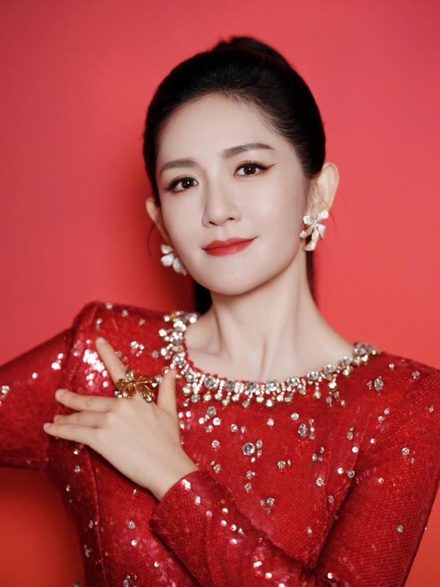 何炅也没想到，《快本》停播仅4年，谢娜的主持界地位已高不可攀