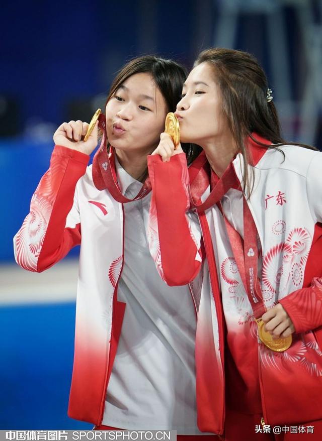 十五运会花絮| 跳水女子项目结束！全红婵在跳水馆与队友拍照留念