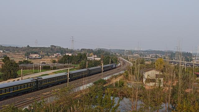 守着一段铁轨，等一列火车：梅家沟、谭家坝的慢时光与远方