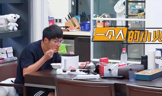 从主持人到"精神病"，49岁无妻无子的李维嘉，给不婚人士提了个醒