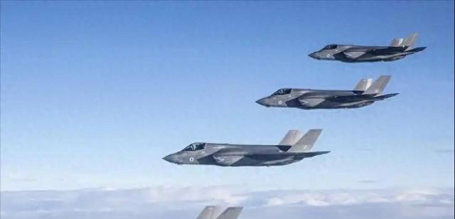 出大事！美国亮杀手锏：F-35搭载核弹起飞，毒刀已伸到中俄脖子下