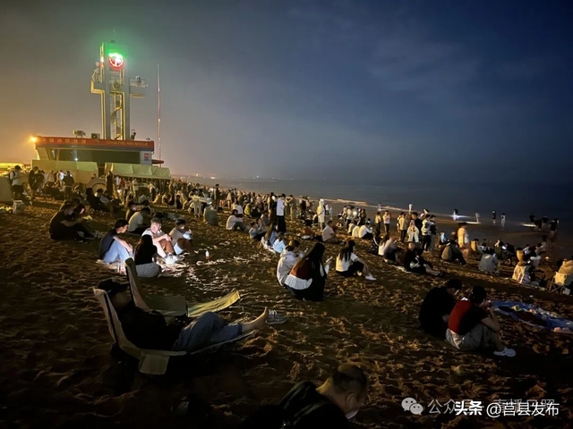 高燃！凌晨3时48分的日照海边，人山人海！这一幕，太震撼！
