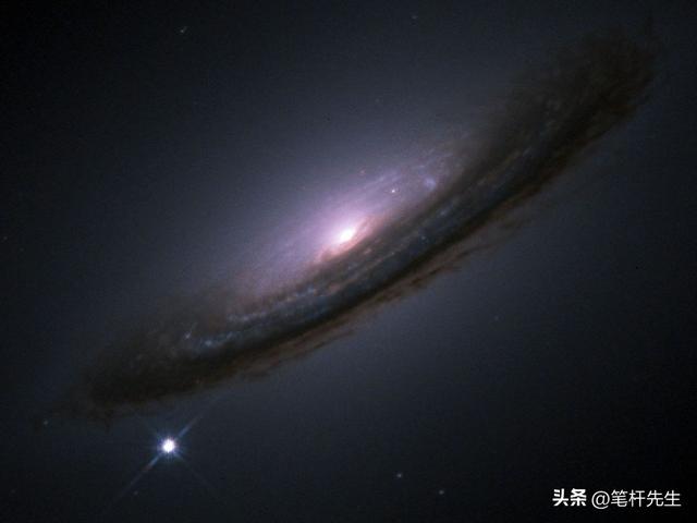 星系团打造天然放大镜，Ia 型超新星三重现身，终结宇宙膨胀之争？