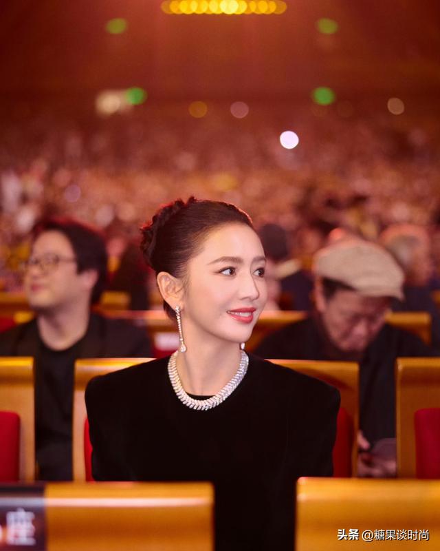 42岁的佟丽娅	，身穿“繁华落叶裙”出席金鸡百花电影节，好美呀
