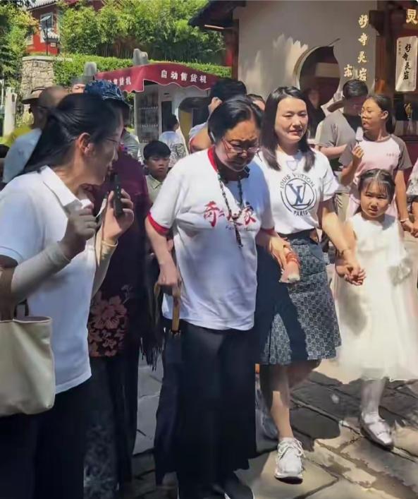 75岁斯琴高娃到灵岩寺上香祈福，拄着拐杖走路，看起来苍老了好多