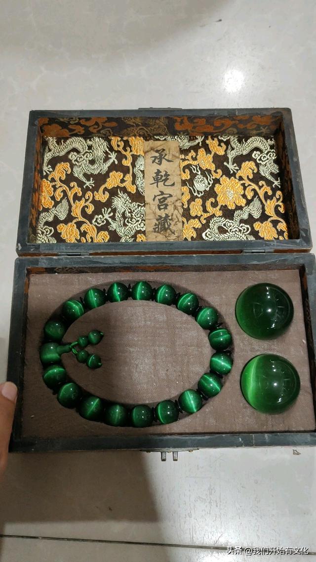 古玩市场上统称“水晶”或“琉璃”的各种玻璃陨石的初步材质分析