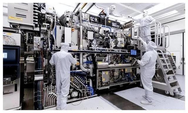 我国首台纳米压印光刻机交付：对标荷兰巨头ASML，直击西方的要害