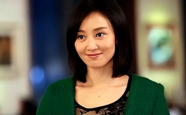 私生活混乱？被传10年换5任妻子，从央视离职的他，如今怎么样了
