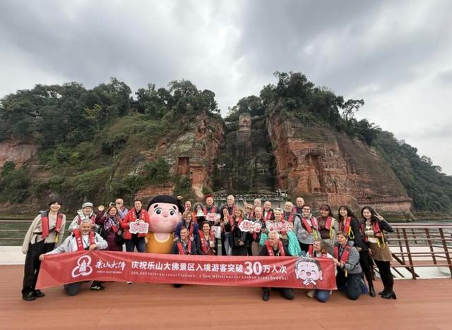 乐山大佛迎来入境游客破30万，国际游客为何青睐此地？