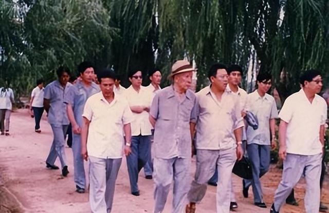 05年薄一波癌症住院，5个月后陷入昏迷，生命最后未留一言半语