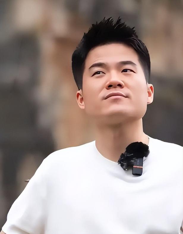 俞敏洪没想到，董宇辉受邀九三阅兵半月多，再因一个举动口碑暴涨