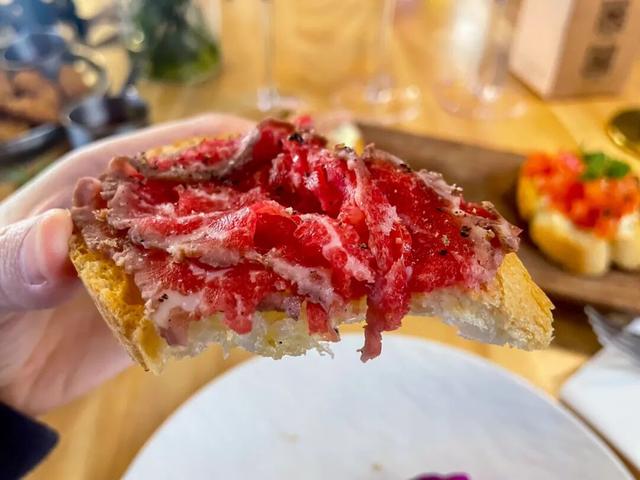 不走寻常路的国际化县城，关心一日三餐，更关心咖啡和汇率