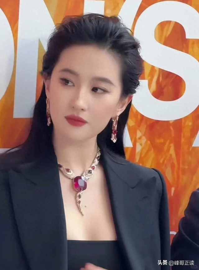 一场香港大火	，让大家看清38岁刘亦菲的“真面目	”，赵立坚说对了