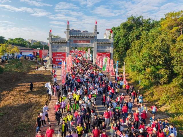 全民迎全运，万人走丹霞