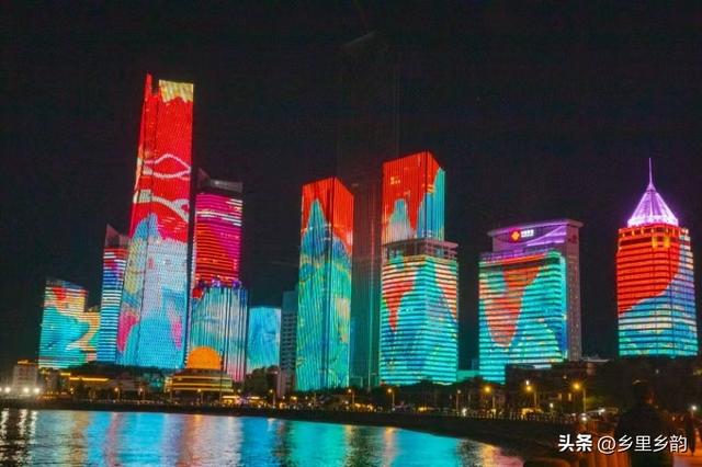 乡村和城市的夜景都充满魅力，也许是古镇的夜景多了一些风情韵味
