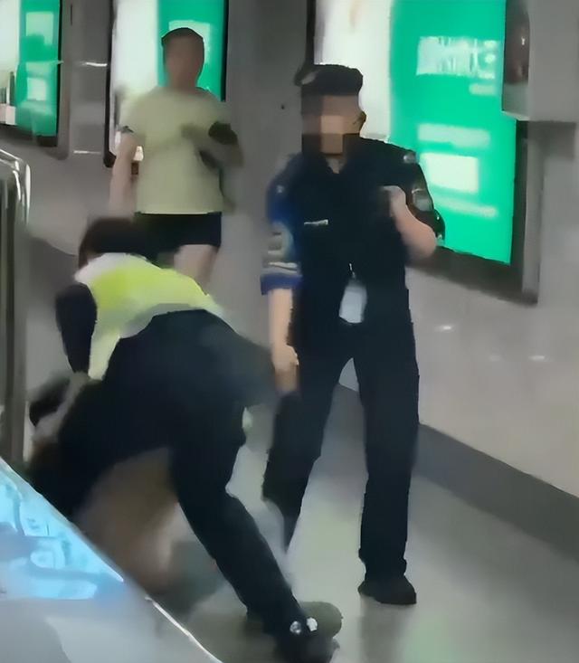 地铁女子打人被拘后续！女子面容曝光，警方回应，知情人透露原因