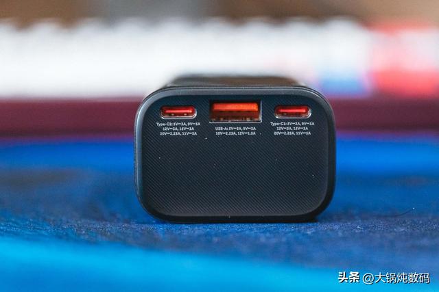 55W高功率充电宝，解决外出电脑电量焦虑——雷神V10超级电能棒