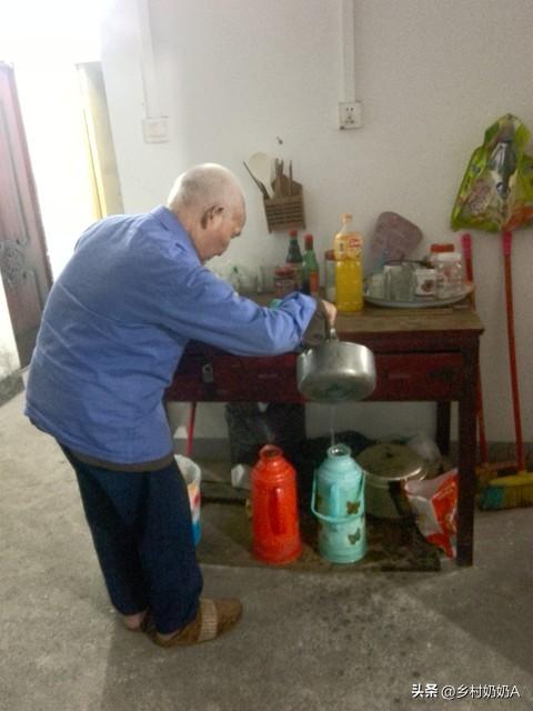 他疯了，就因为当了五保户，每个月领一千多块钱的养老金