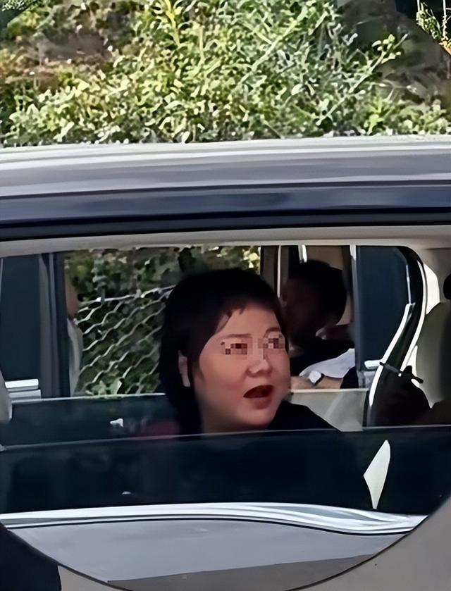 小伙制止前车乱丢垃圾，反被对方嘲讽，视频曝光，车上的字亮了