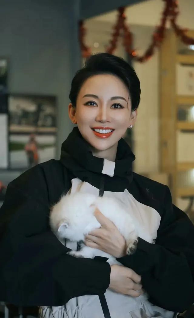 女子花式九球打法选手，潘晓婷：写真欣赏。