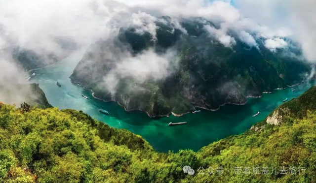 重庆最东边的偏远县城，地形比主城还要魔幻，居然还有高铁和机场