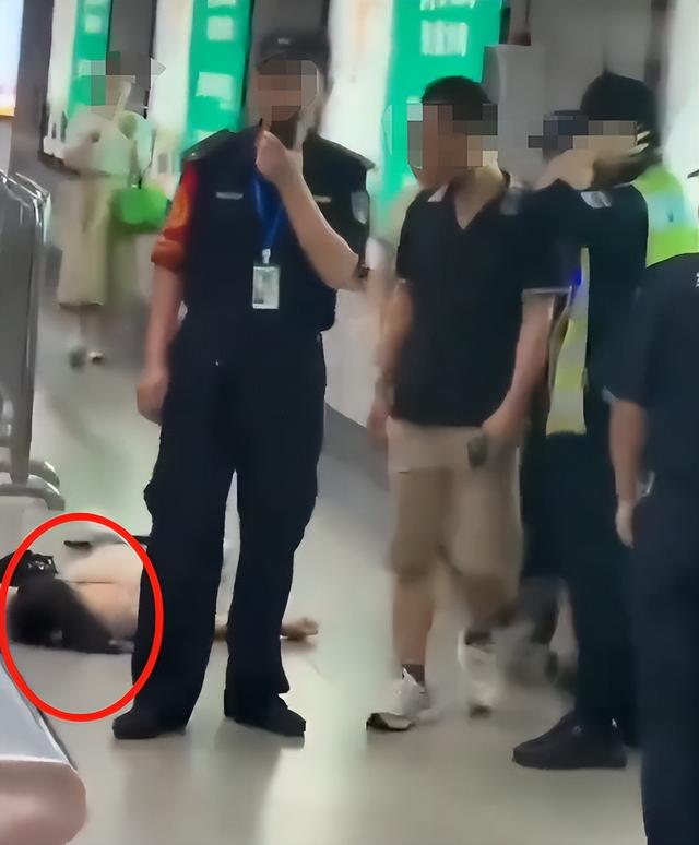 女子地铁追打安检员后，恶心一幕出现，女安检好心劝阻遭质疑