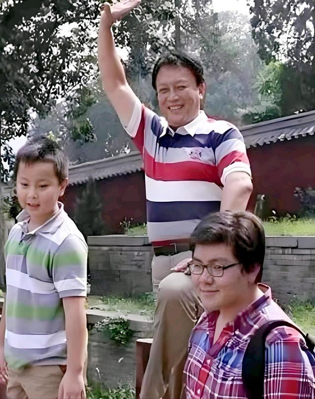 唐国强的“糟心事”：两个儿子都是残疾，难怪他73岁也不敢退休！