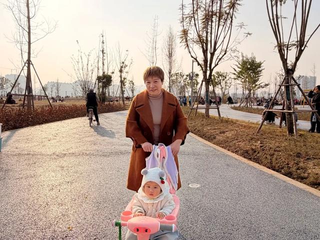 白天能量满满，晚上赛博朋克！射洪这个地方不得了