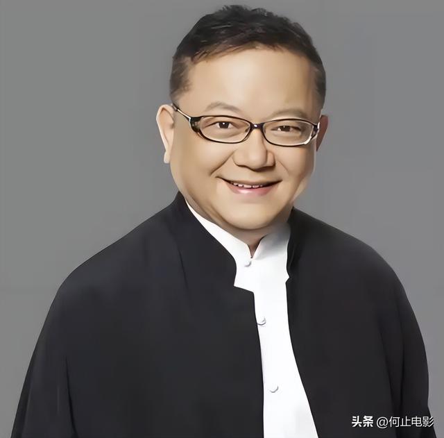 事实证明，被传卖掉上亿豪宅移民美国的王刚，已经走上另一条大道