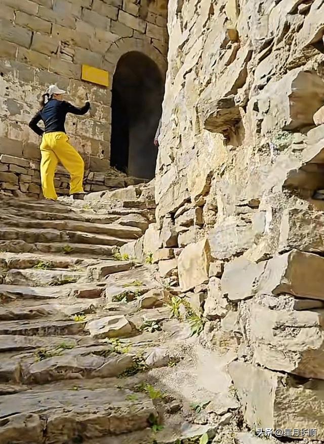 大前村游漫时光;石韵红魂扑面来;秋阳薄纱仍自在