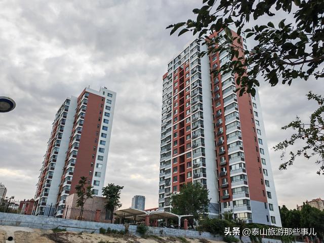它是泰山下一个小众景点，一条700米巷子，人称泰安“小武康路”