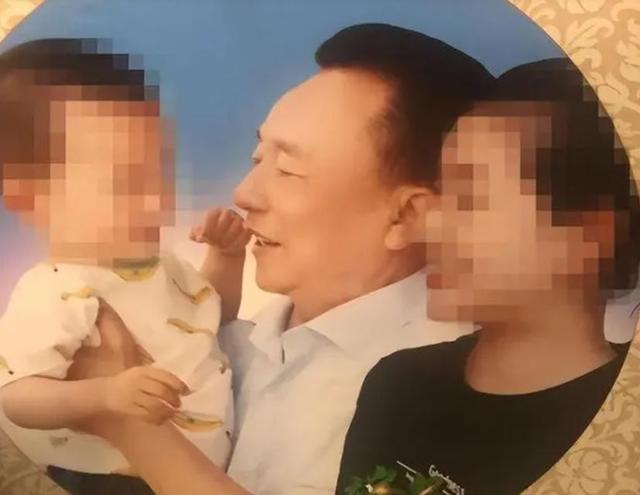 包养10位情妇，睡觉翻牌生下11个私生子，最小情人竟还是零零后！