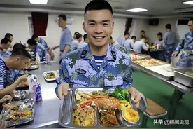 航母多难养？山东舰编制几千人，一天七顿饭，难怪小国养不起航母图片