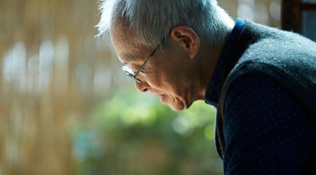 日本老夫妻节俭一生，不买车买房，存巨款退休！刚闲下来，人没了
